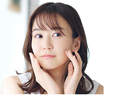 自宅PCの前でスキンケアレッスンを受ける様子