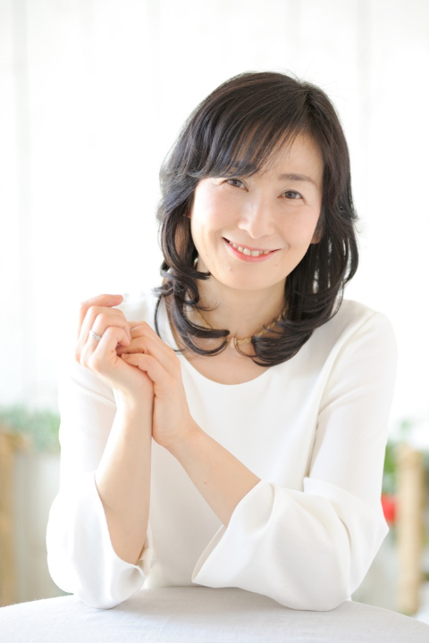 鴨下徳子氏がほほ笑む写真